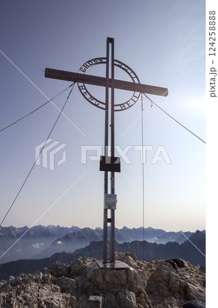 Summit cross Reither Spitze mountain, Nordlinger hut, on Karwendel Hohenweg, Austria Summit cross Reither Spitze mountain, Nordlinger hut, on Karwendel Hohenweg, Austria 124258888