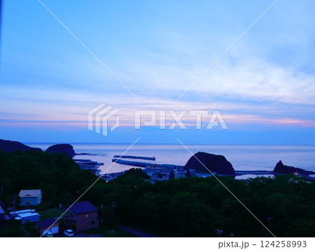 夕陽台展望台から眺めるウトロ港の流氷 夕陽台展望台から眺めるウトロ港の流氷 124258993