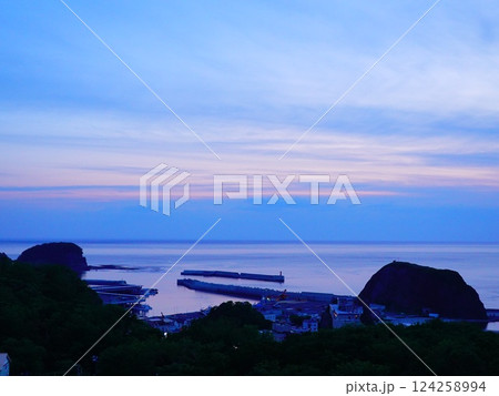 夕陽台展望台から眺めるウトロ港の流氷 124258994