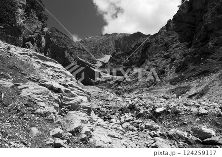 Eppzirler Scharte, Karwendel mountains, Solsteinhaus hut on Karwendel Hohenweg, Austria 124259117