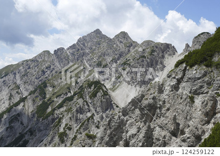 Eppzirler Scharte, Karwendel mountains, Solsteinhaus hut on Karwendel Hohenweg, Austria 124259122
