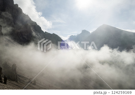 Eppzirler Scharte, Karwendel mountains, Solsteinhaus hut on Karwendel Hohenweg, Austria 124259169