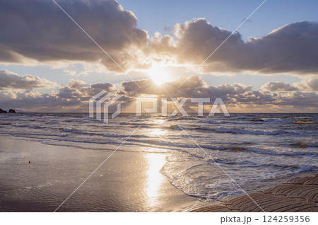 新潟　日本海の夕景（新潟市西蒲区） 124259356