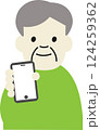 スマホを操作するシニア_男性3 124259362
