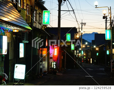 長野県山ノ内町 湯田中温泉の夕暮れ時の風景より 長野県山ノ内町 湯田中温泉の夕暮れ時の風景より 124259528