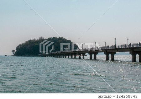 海に架かる橋 愛知県蒲郡市 竹島 海に浮かぶ神社 海に架かる橋 愛知県蒲郡市 竹島 海に浮かぶ神社 124259545