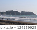 晴れた日の江の島と海 124259925
