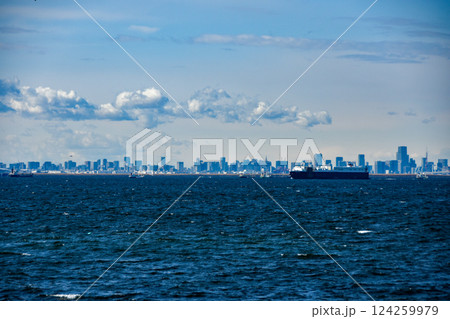 海ほたるから眺める東京のビル群 124259979