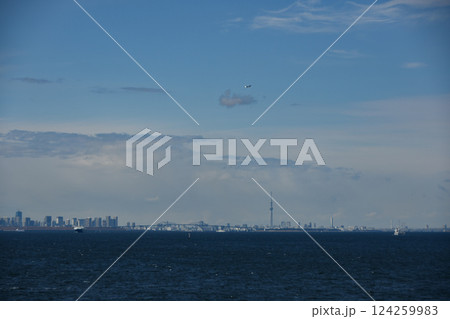 海ほたるから眺める東京のビル群 124259983