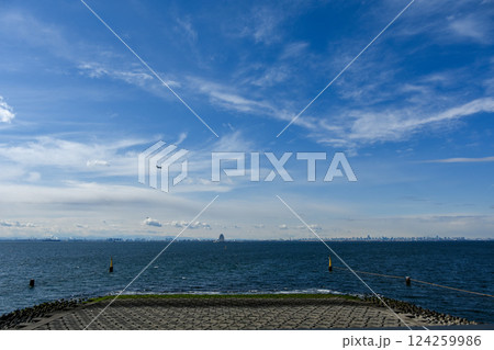 海ほたるから眺める東京のビル群 124259986
