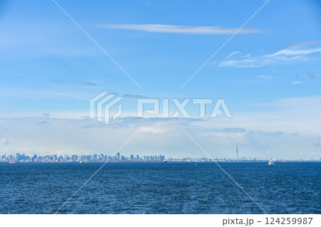 海ほたるから眺める東京のビル群 124259987