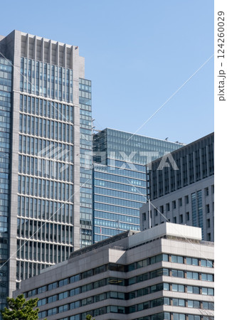 ビルの谷間に建つ高層ビル ビルの谷間に建つ高層ビル 124260029