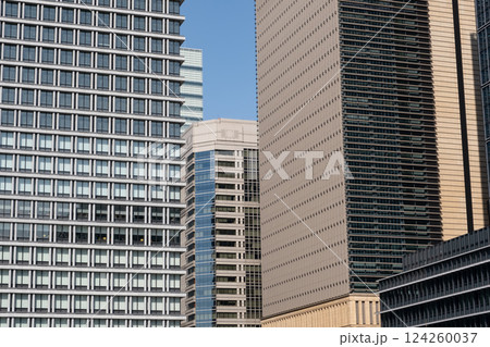 ビルの谷間に建つ高層ビル ビルの谷間に建つ高層ビル 124260037