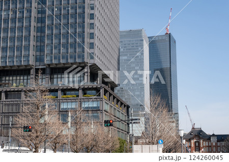 東京駅と高層ビルの風景 東京駅と高層ビルの風景 124260045