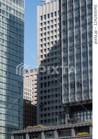 ビルの谷間に建つ高層ビル 124260048