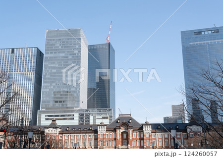 東京駅と高層ビルの風景 124260057