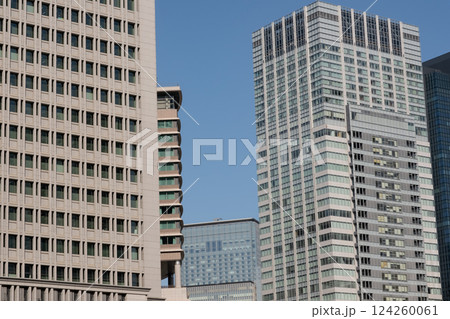 ビルの谷間に建つ高層ビル ビルの谷間に建つ高層ビル 124260061