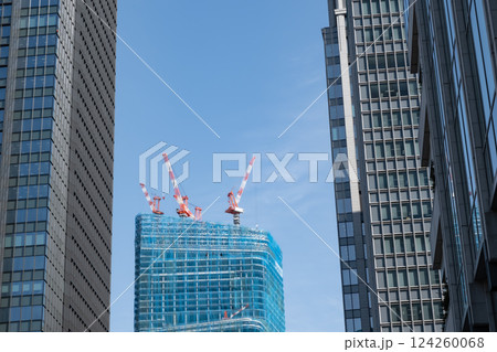 建設中の高層ビルのある高層ビル街の風景 124260068