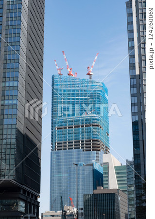 建設中の高層ビルのある高層ビル街の風景 124260069
