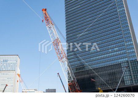 建設中の高層ビルのある建設現場 124260070