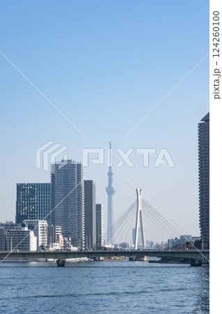 スカイツリーの見える隅田川と高層ビルの風景 スカイツリーの見える隅田川と高層ビルの風景 124260100