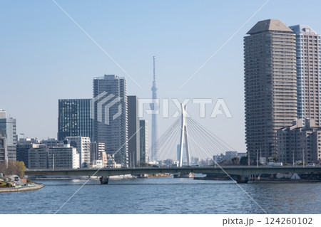 スカイツリーの見える隅田川と高層ビルの風景 スカイツリーの見える隅田川と高層ビルの風景 124260102