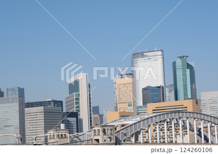 築地大橋と汐留のビル群の風景 124260106