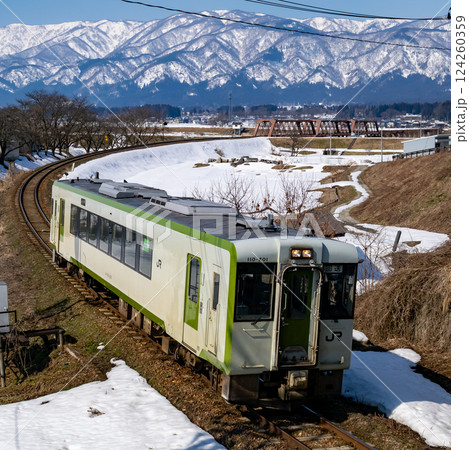フラワー長井線にやってきた米坂線 フラワー長井線にやってきた米坂線 124260359