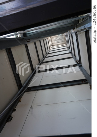 ビル内 建築物 縦構図 124260366