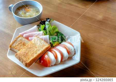 洋風ヘルシーな朝食プレート 洋風ヘルシーな朝食プレート 124260865