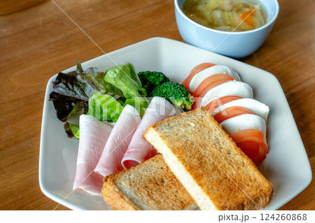 洋風ヘルシーな朝食プレート 洋風ヘルシーな朝食プレート 124260868