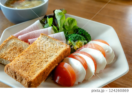 洋風ヘルシーな朝食プレート 124260869