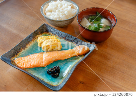 焼き鮭と卵焼きの和朝食セット 124260870