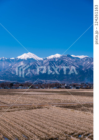 早春の北アルプスと田園風景 早春の北アルプスと田園風景 124261163