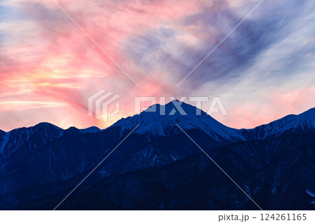 不思議な空の色をした夕方の山岳風景 不思議な空の色をした夕方の山岳風景 124261165