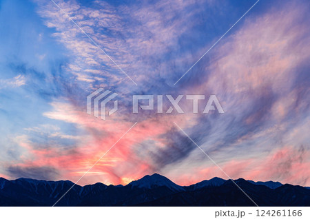 不思議な空の色をした夕方の山岳風景 124261166