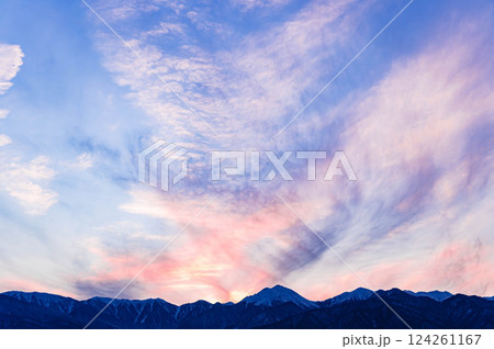 爽やかなな空の色をした夕方の山岳風景 124261167