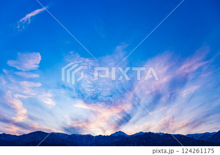 綺麗な夕方の空と北アルプス 124261175