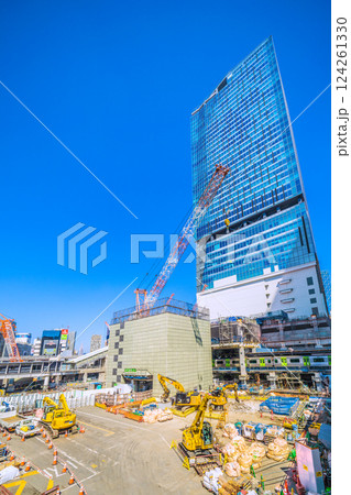 日本の東京都市景観右に向いたクレーン、重機が集結。夏のような空が広がる…さよなら渋谷駅西口…＝21日 124261330