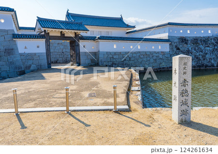 兵庫県赤穂市　赤穂城跡の本丸門 124261634