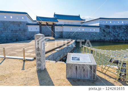 兵庫県赤穂市　赤穂城跡の本丸門 124261635