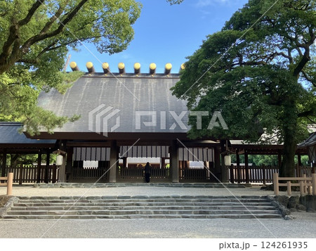 熱田神宮　朝の参拝客（後ろ姿） 124261935