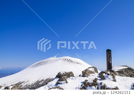 快晴の空と黒斑山（トーミの頭）と浅間山 124262151