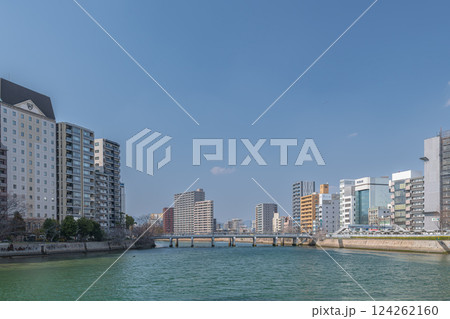 京橋川に架かる栄橋とビル群 124262160