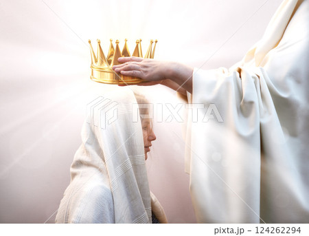 Hands placing a crown on a woman's head 124262294