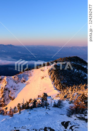 朝焼けに染まる山肌（黒斑山稜線からの絶景） 124262477