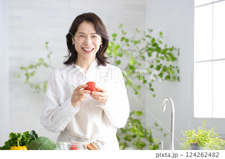 キッチンで料理をするミドル女性 キッチンで料理をするミドル女性 124262482