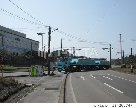 宇部新川にある宇部興産専用道路の踏切 宇部新川にある宇部興産専用道路の踏切 124262747