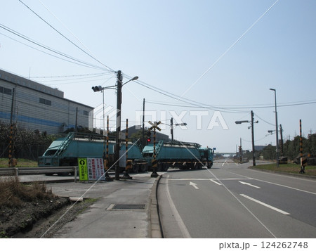 宇部新川にある宇部興産専用道路の踏切 124262748