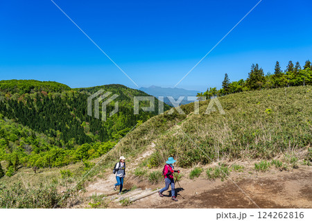 初夏の高清水トレイル　縦走路と登山者　岡山県苫田郡鏡野町 124262816